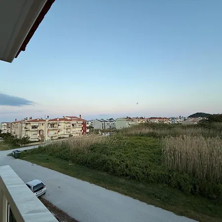 Deniz Apartment Néa Péramos